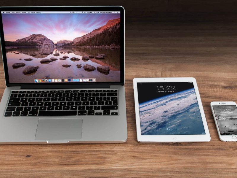 apple iphone smartphone desk